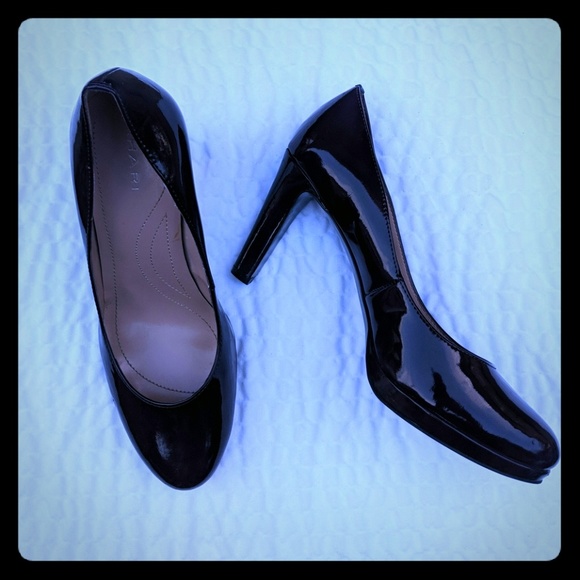 Tahari shiny patent leather pumps Carol 7 purple